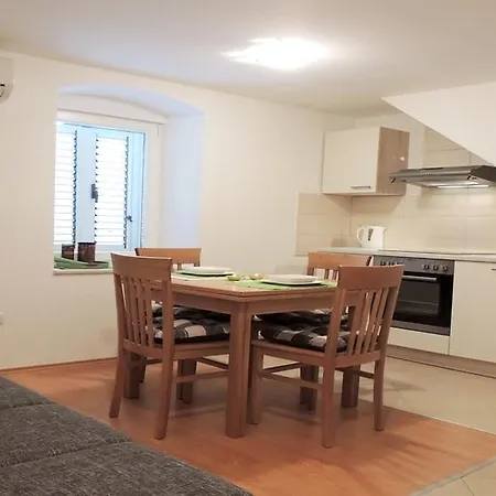 Asi Apartment Split